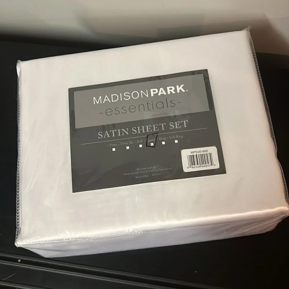 NWT Queen Hotel Border duvet cover set‎